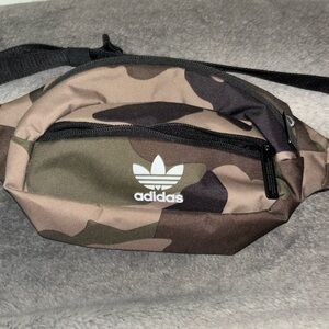 Adidas camo fanny pack 2/22$!